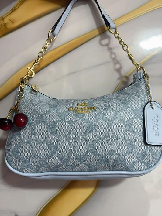 Bolso Coach de Lujo | Cuero Premium + Dije de Cerezas 🍒